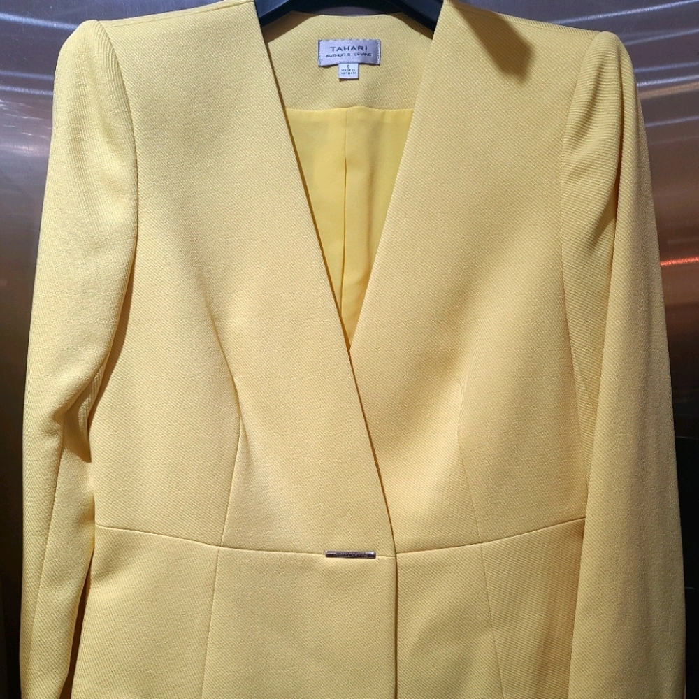 TAHARI BLAZER